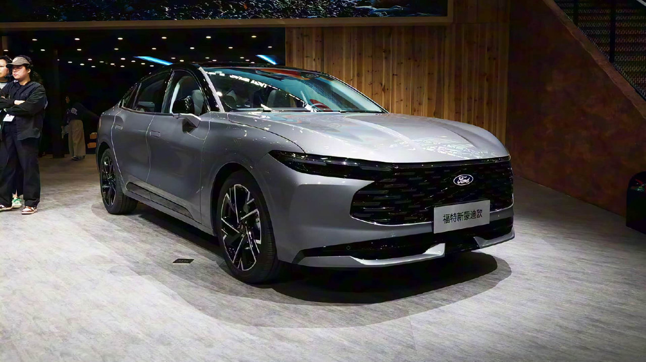 配置大升级，福特新蒙迪欧售价14.98万起，竞争雅阁凯美瑞选谁？