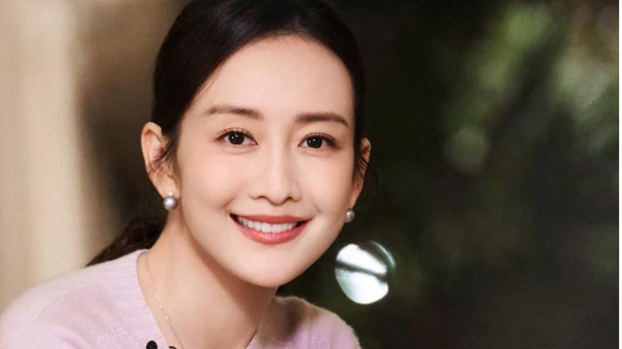 王鸥带娃出行！43 岁颜值能打，疑隐婚何九华生子