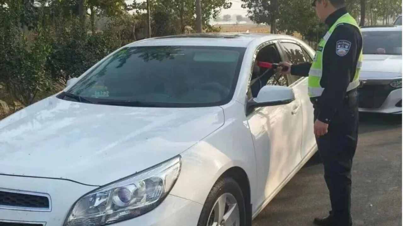临沂市郯城交警“午间亮剑”严查酒驾