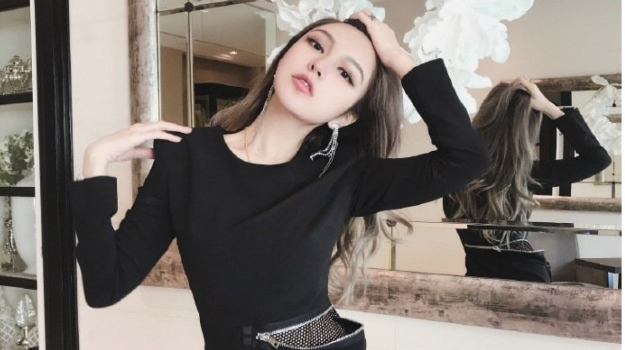 周扬青身穿黑色短裙身材凹凸有致