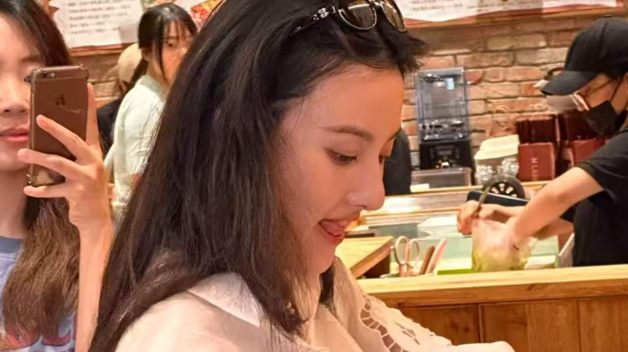 宋祖儿天津面包店被偶遇，精致侧脸神似张柏芝十分亮眼