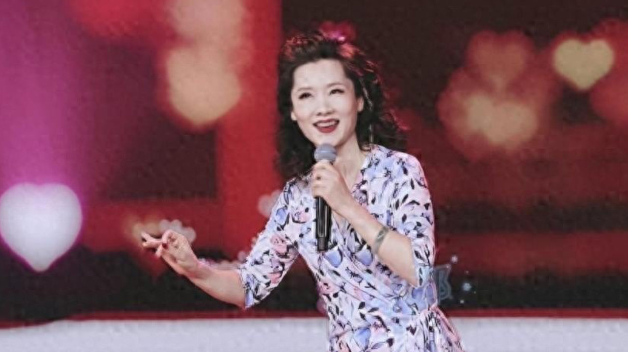 被63岁“何赛飞”惊艳了！穿印花裙+羊毛卷发型，完全没有大妈味