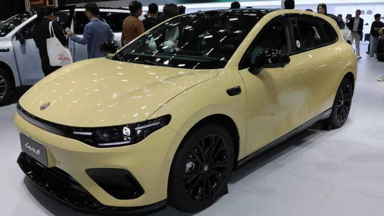 10万级纯电轿车市场来了硬核玩家 零跑Lafa5广州车展实拍