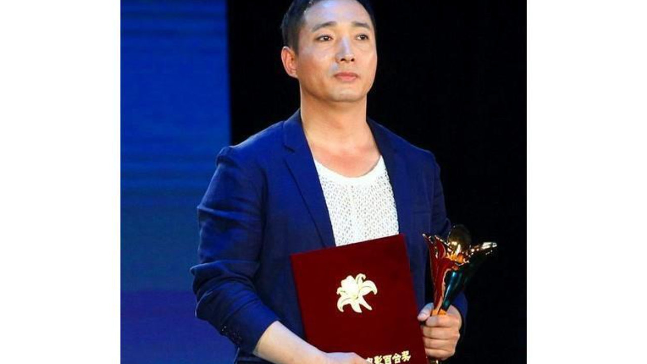 他是相貌平平的影帝，曾黎爱慕他，却转头娶了南韩女星，如今怎样