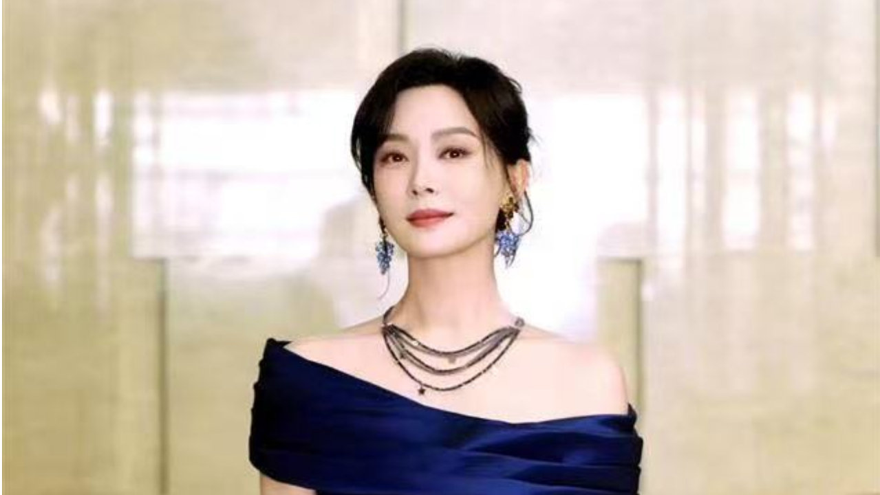 48岁陈数与闺蜜聚会，田小洁55岁低调亮相，胡亚捷妻子罕见同框