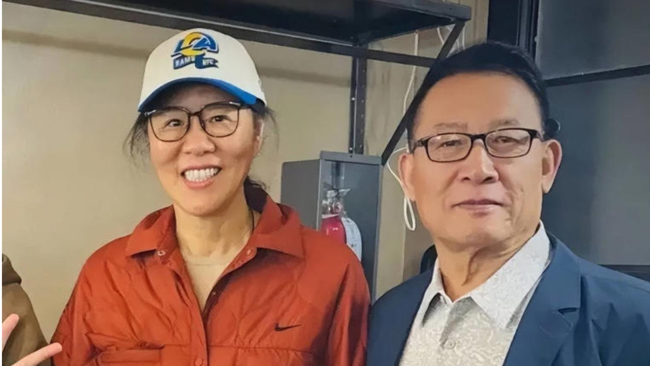 郎平65岁美国度假，海边遛狗穿休闲装，和女儿合影温馨似姐妹