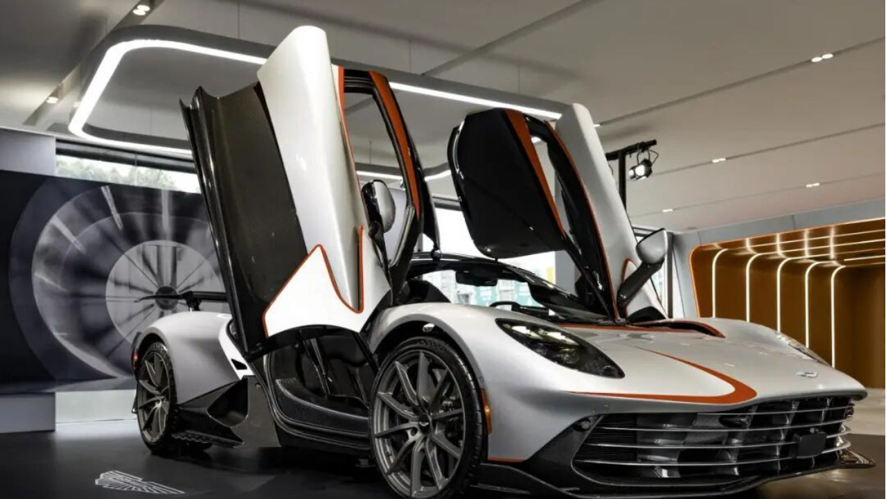 1068.8万元起 限量超跑阿斯顿·马丁Valhalla快闪北京