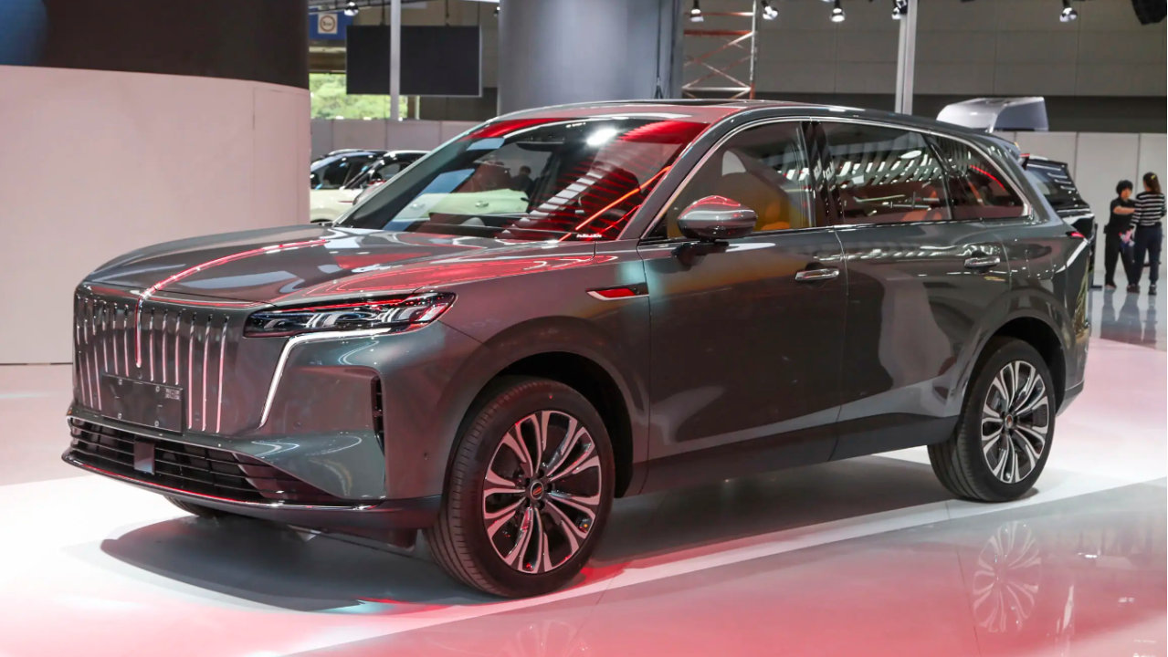 红旗HS6 PHEV卖17.88万合理吗？40度电池+双15.6寸连屏+8295P芯片