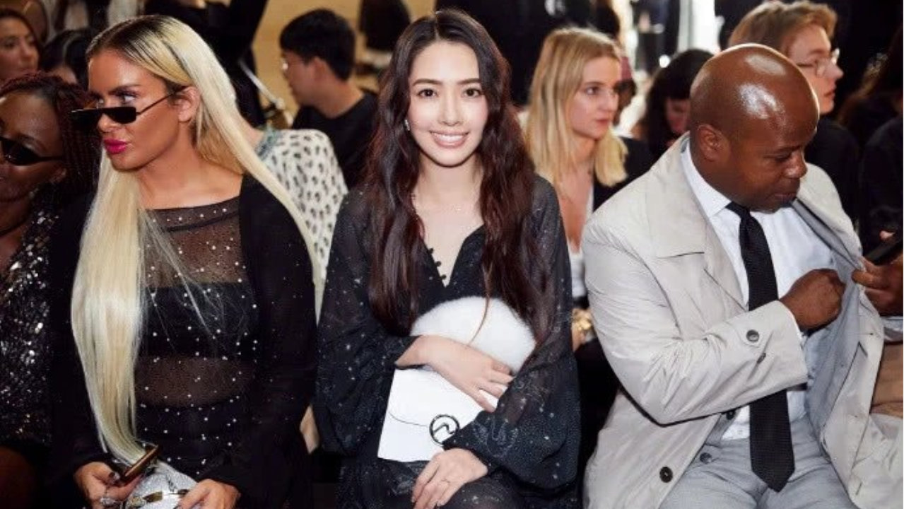 郭碧婷长发波浪卷，身穿黑色轻薄透纱长裙，整个人很有气质。