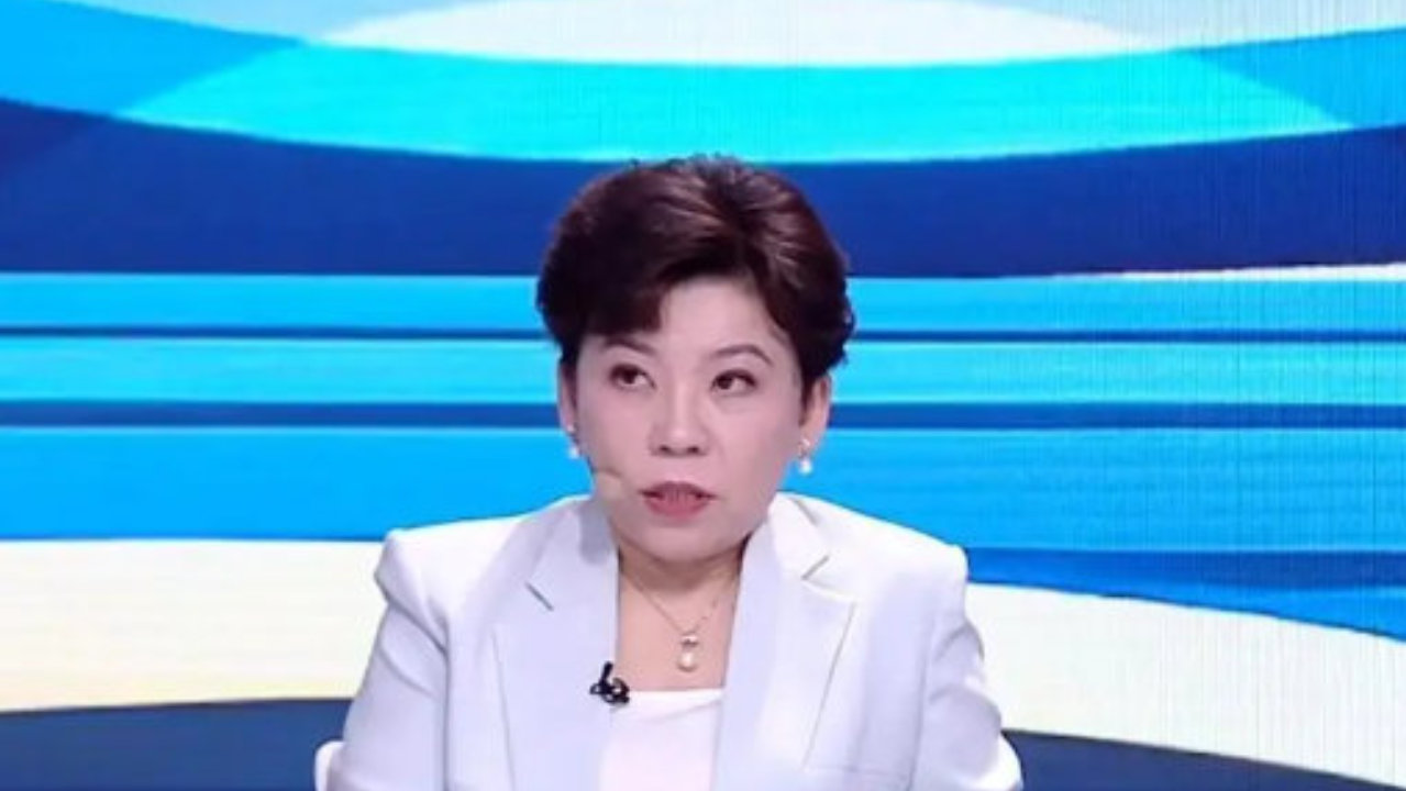 邓亚萍采访说，国乒队内竞争