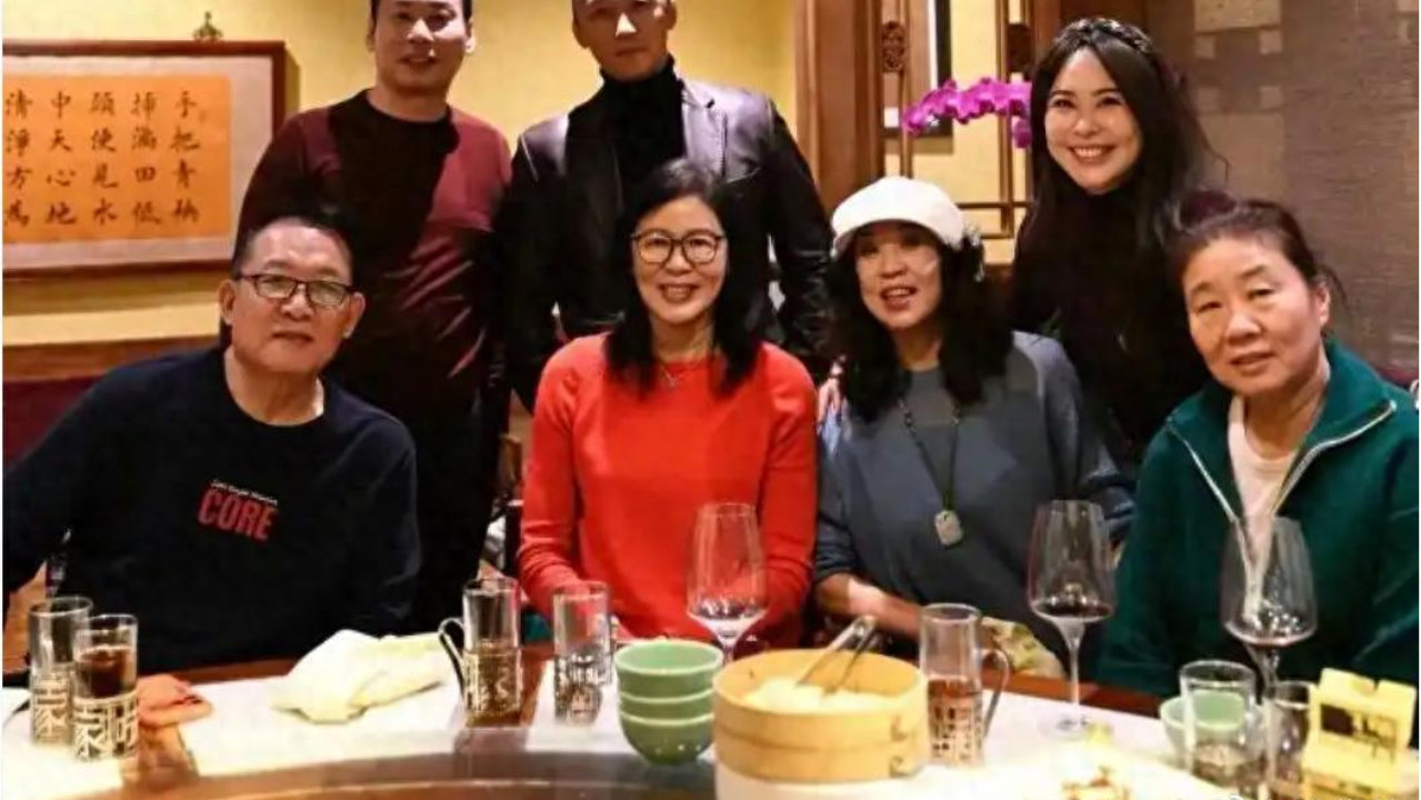 一夜多个消息！女排超级主攻赢球却败人品，郎平携丈夫盛装亮相