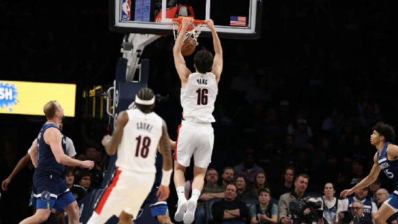 跟进完成暴扣！杨瀚森垃圾时间提振士气，开拓者惨败