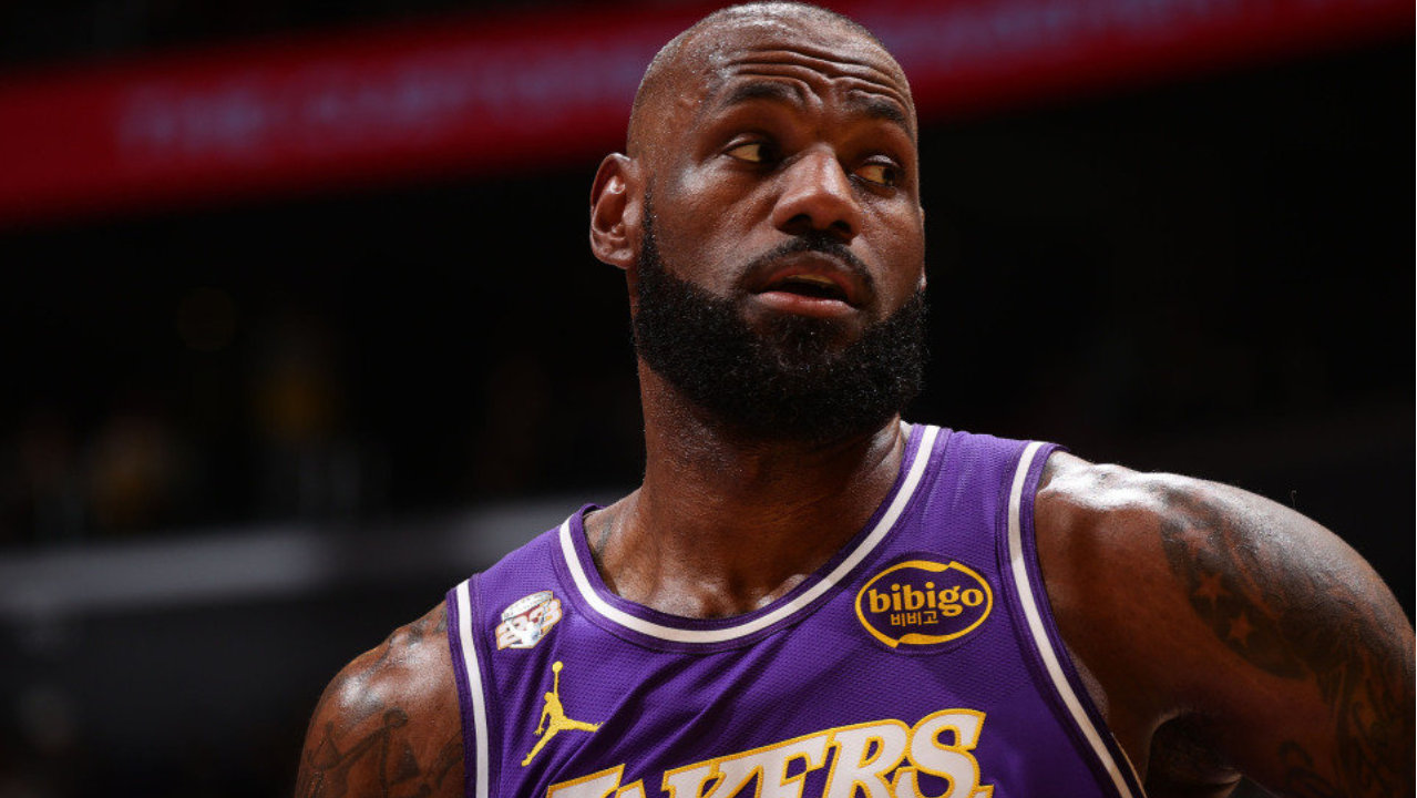 轰28分10板12助，詹姆斯连创NBA历史之最！保湖人24胜0负不败神迹