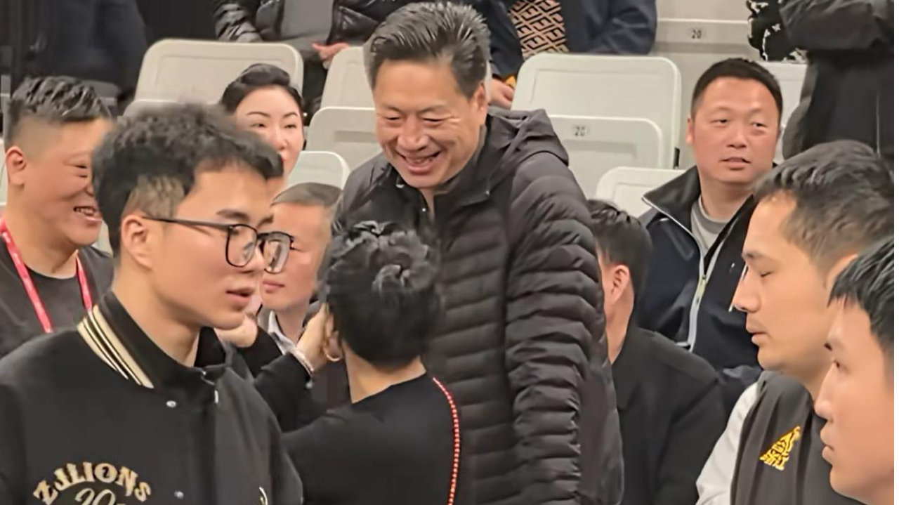 揭幕战温馨一幕！李春江受邀观看广厦总冠军颁奖仪式，受到热烈欢迎