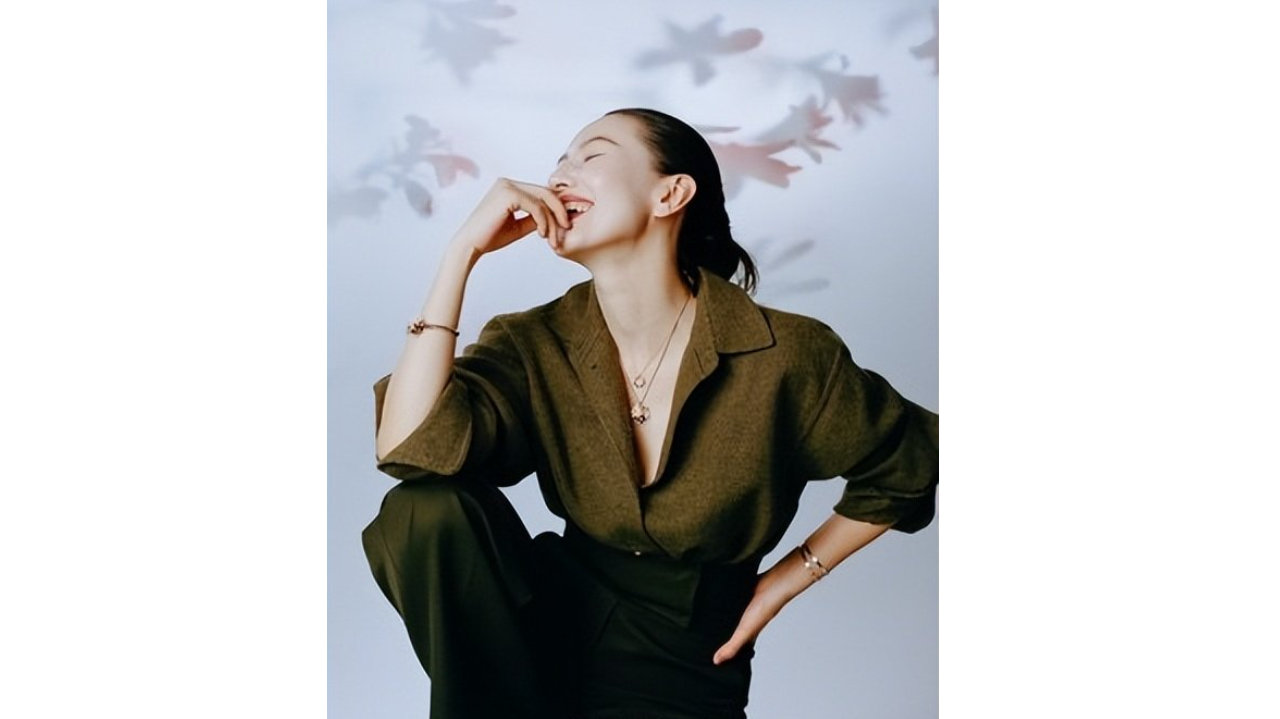 高圆圆饰以CHAUMET登《周末画报》十二月刊，展优雅自信