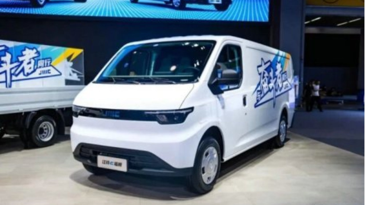 2025 年商用车企销量分析，江铃轻客卫冕，上汽 / 解放 / 五菱 / 江淮