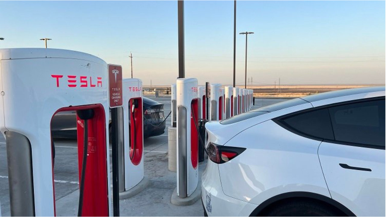 充满后20分钟内驶离，不收费？特斯拉调整超时占位费政策！