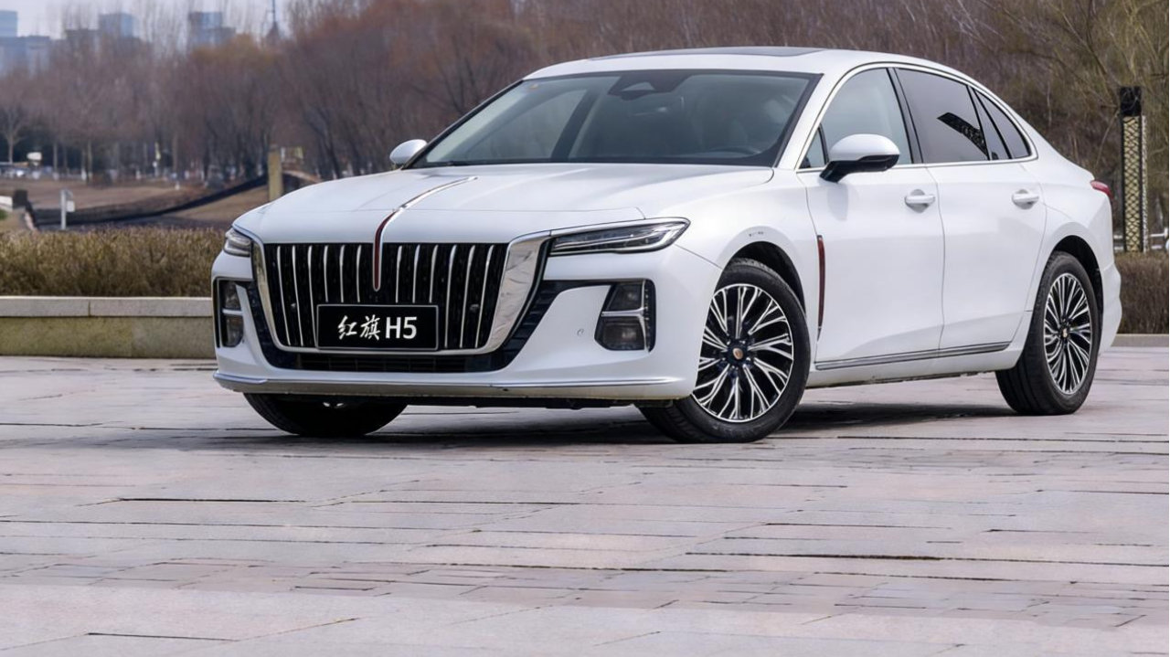 国产豪华VS合资品牌，年轻人第一台车，买红旗H5还是大众帕萨特？