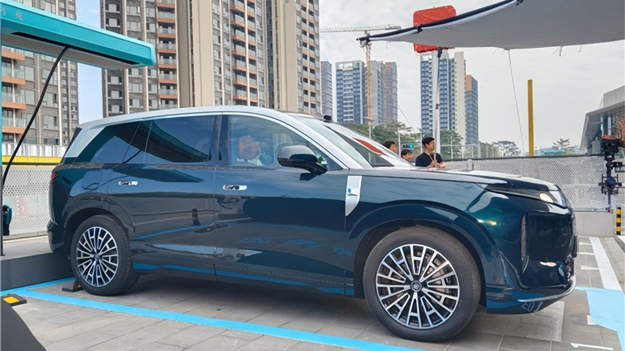 比亚迪“大唐”无伪实车：5.2米巨舰压境，4.9秒破百剑指理想L9