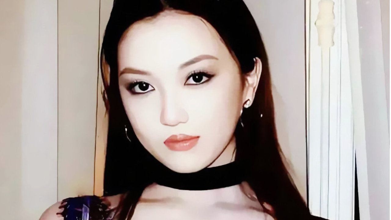 李亚鹏有福了， 19岁李嫣留学归来颜值高身材好，简约穿搭气度不凡