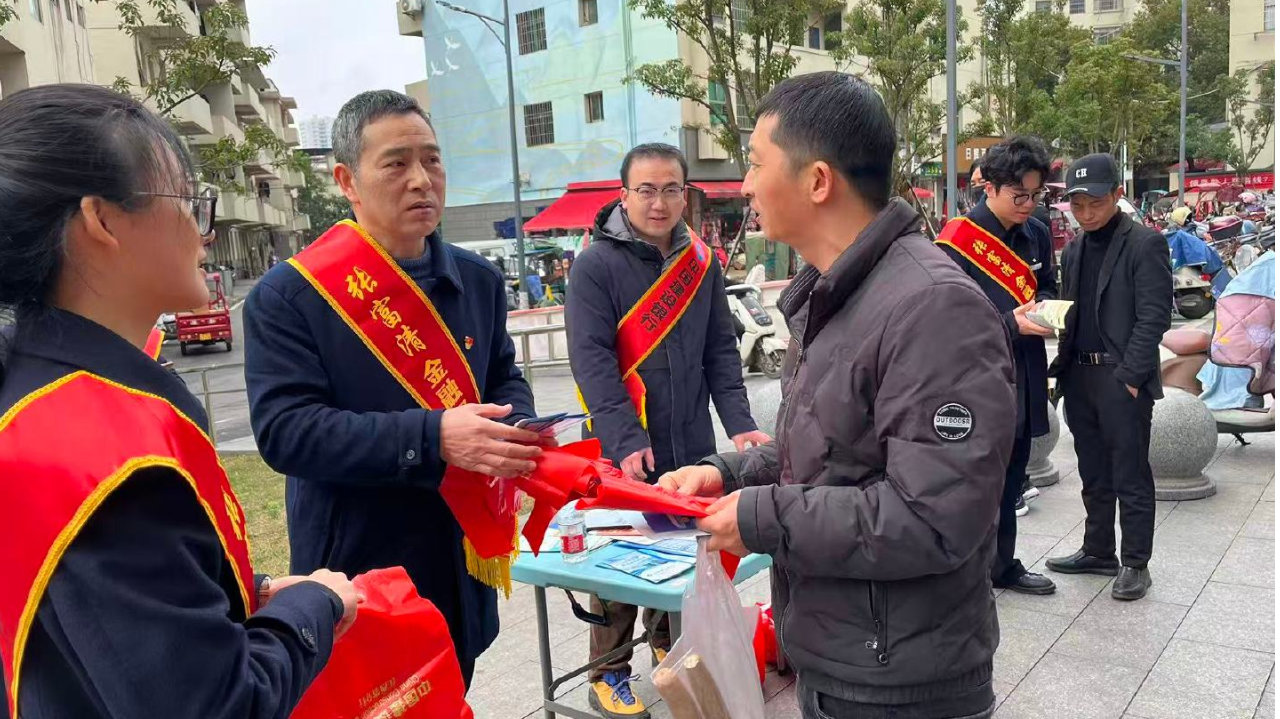 金融服务暖民心——建设银行江西省新余市分行开展学雷锋志愿服务活动