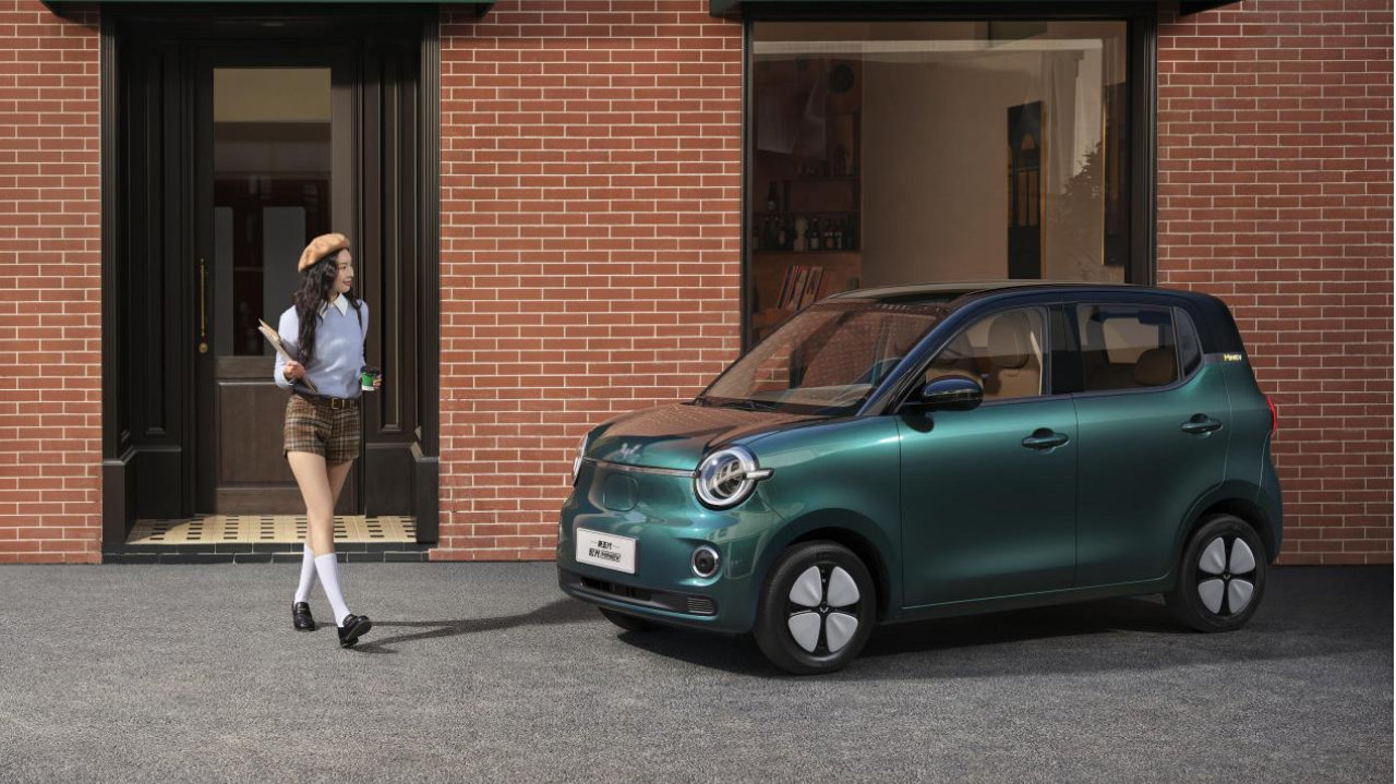 萌趣上新 第五代宏光MINIEV开启预售 联名奶龙解锁代步新乐趣