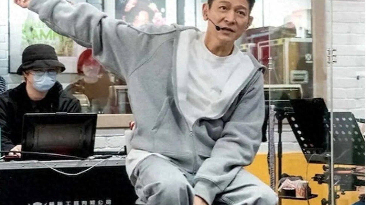 65岁“刘德华”晒出家居照，陪伴家人，粗茶淡饭，那叫一个接地气