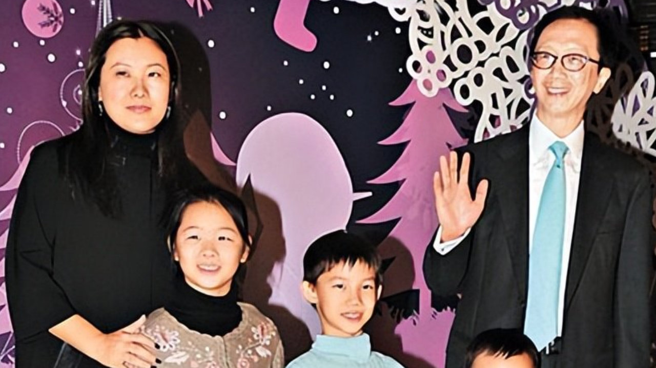 力破离婚传闻！伏明霞携丈夫子女参加晚宴，一脸富婆相 女儿有气质