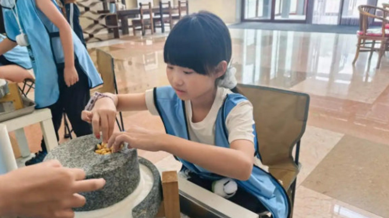 磨豆香里学传统,烤炉旁边尝辛劳-张箫冉冉盘锦鼎信百草园研学记 磨豆香里学传统,烤炉旁边尝辛劳-张箫冉冉盘锦鼎信百草园研学记