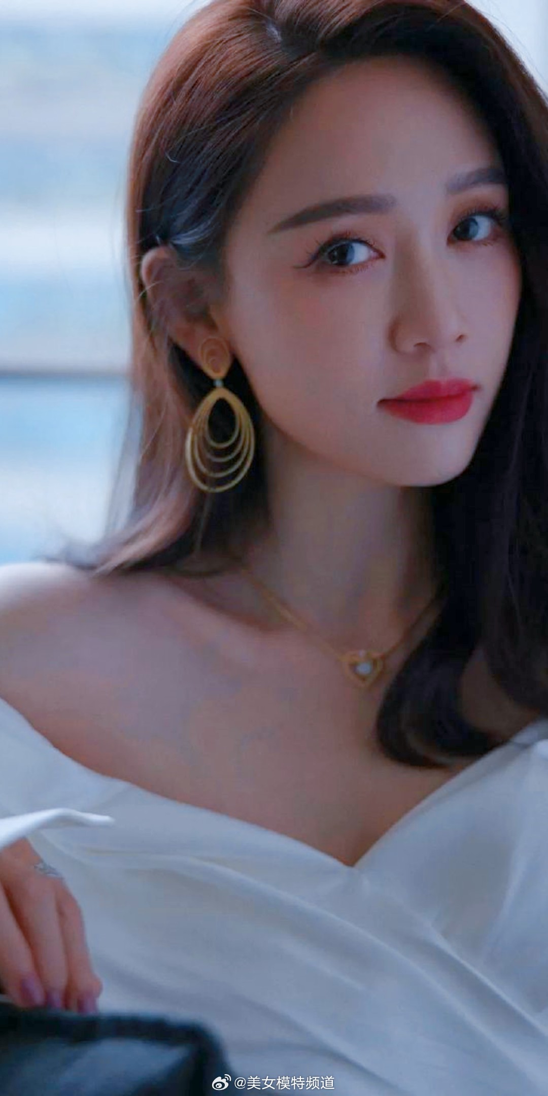 陈乔恩白色抹胸裙优雅写真