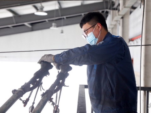 上海公交人奋战“防寒抗冻”：维保人员24小时驻站在岗