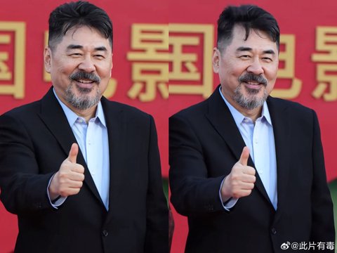 陈建斌蒋勤勤亮相金鸡奖红毯，网友调侃造型引热议