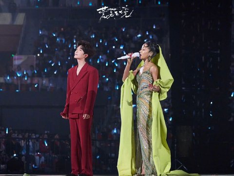 吉克隽逸舞台踢裙摆从容控场