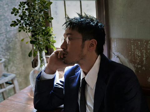 王传君cos小丑造型惊艳，眼神肢体神还原