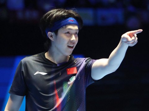 4-2卫冕!王楚钦指向王皓庆祝,原因曝光,感动一幕:王皓感谢大头,快哭了