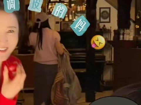 蒋勤勤小儿子即兴弹钢琴，陈建斌侧拍温馨画面