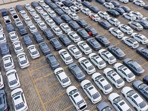 中国对俄汽车出口分化:燃油车降58%,新能源车增245%