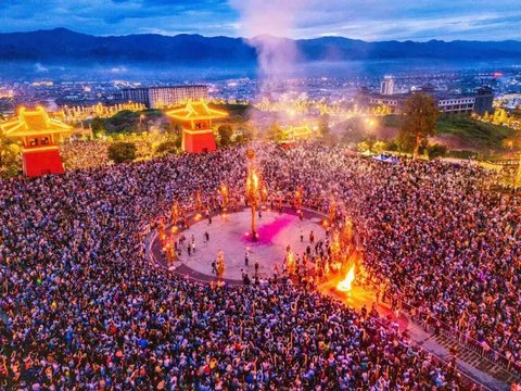 大理火把节：成龙用一场“火”，告诉世界什么是“Real”