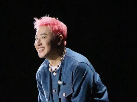 潘玮柏伸手防湿滑保护王心凌，喜剧人实锤