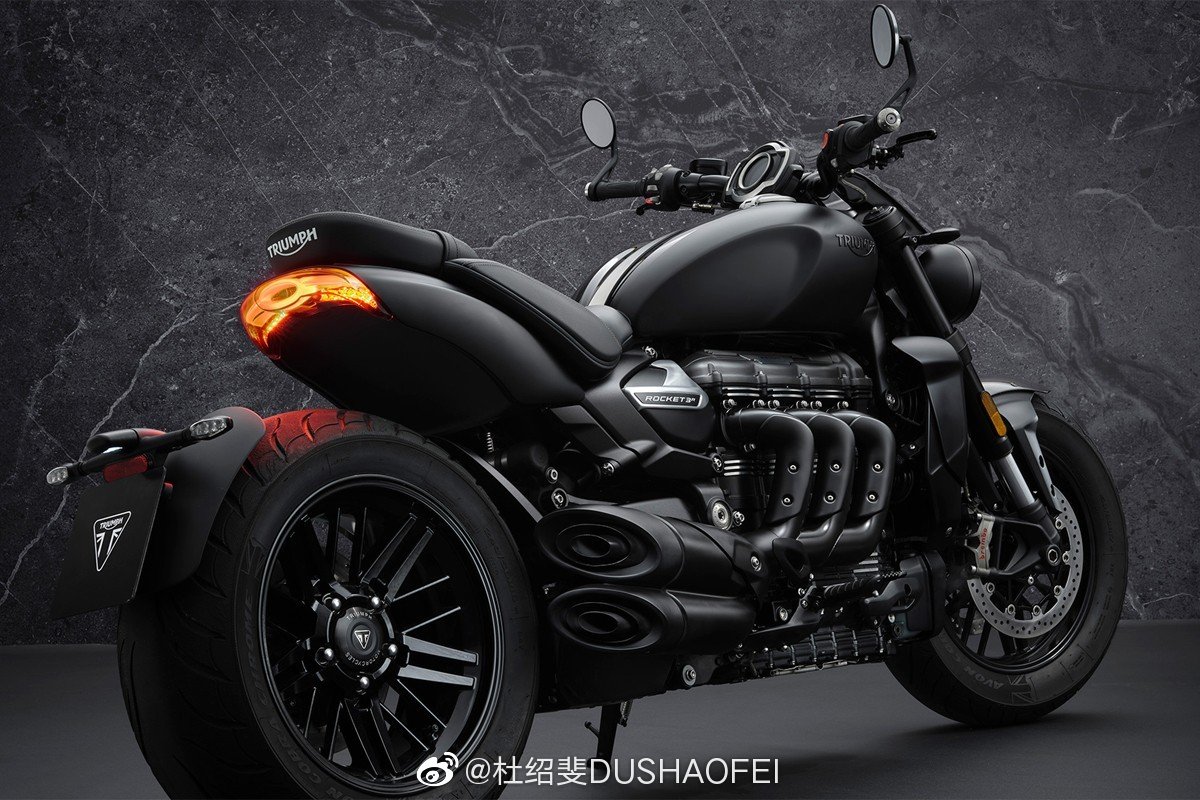 triumph发布全新rocket 3 r black与rocket 3 gt triple