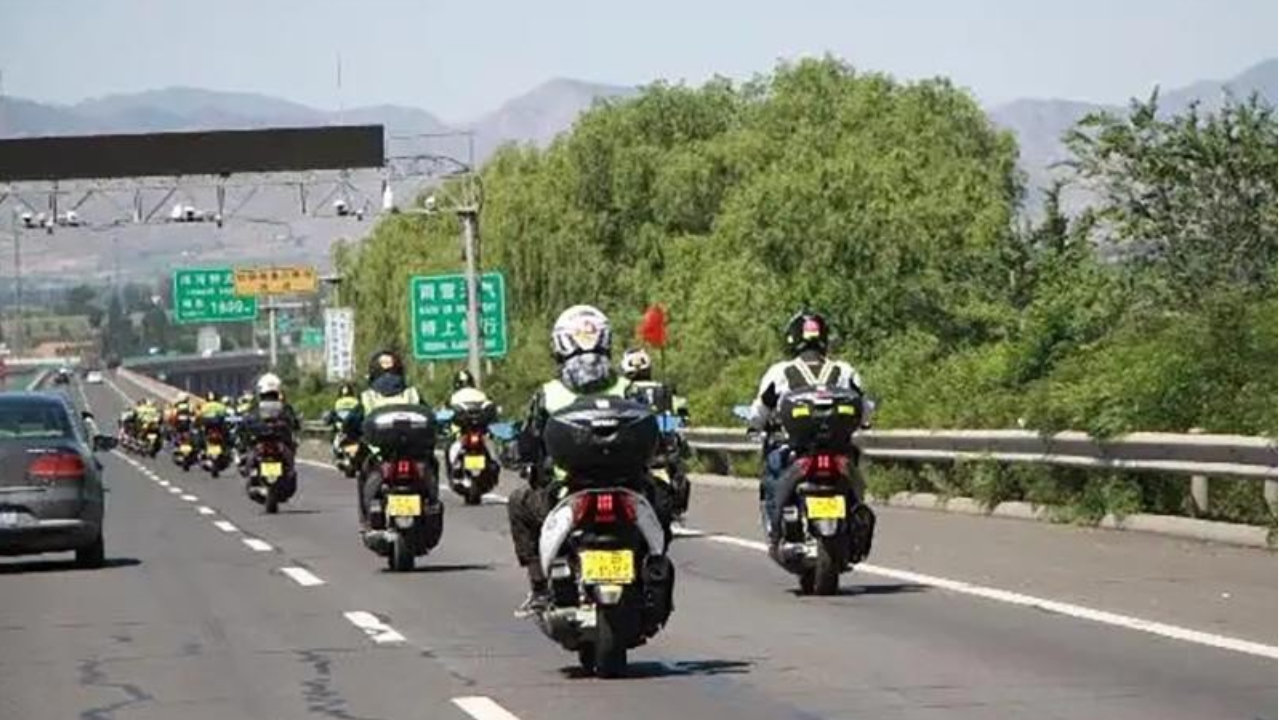 4月1日摩托车新规将实施！张雪机车夺冠，大排量摩托进城不远了？