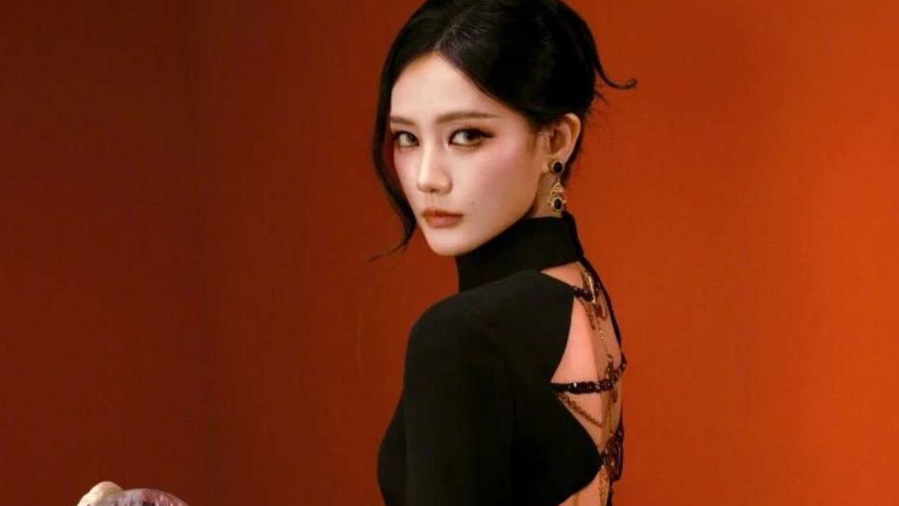 李一桐盘真白蛇红毯大片：不是凹蛇系，是带出剧里女骗子