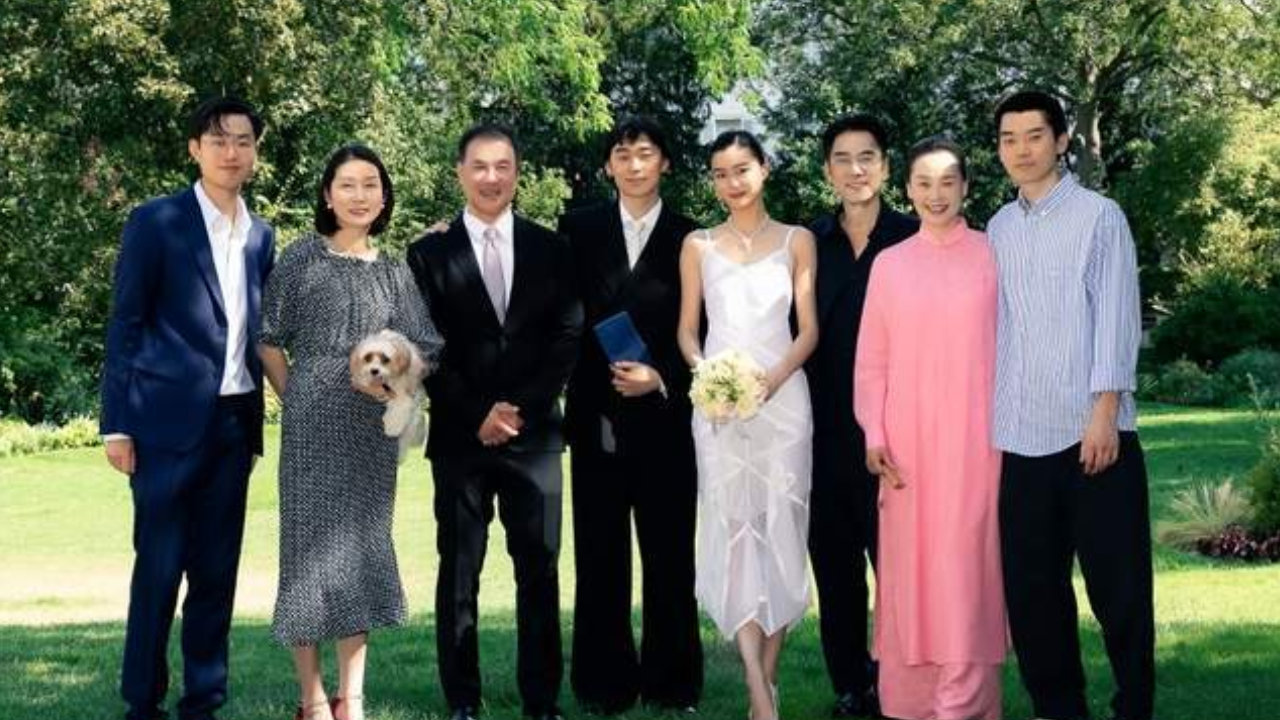 林依轮长子和模特陈瑜官宣结婚,晒家人全家福照,林依轮夫妇出镜 林依轮长子和模特陈瑜官宣结婚,晒家人全家福照,林依轮夫妇出镜