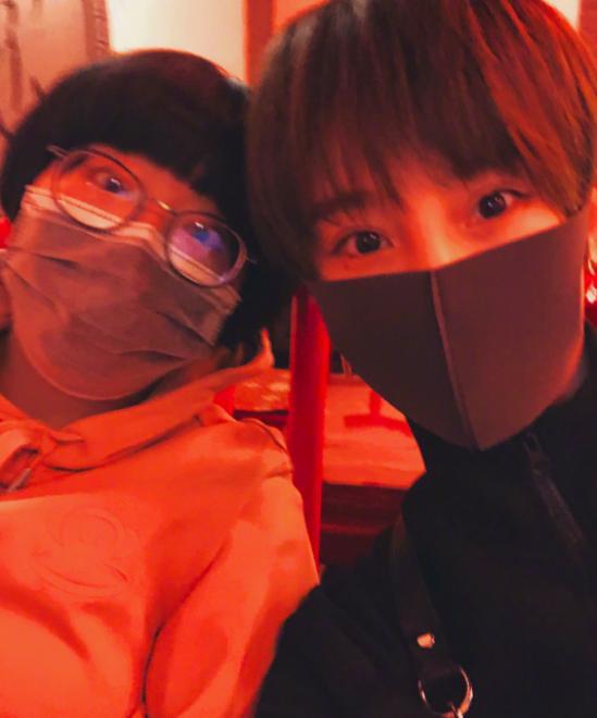 谢楠捧场孟鹤堂周九良相声，晒自拍被评太瘦弱，不见老公吴京现身