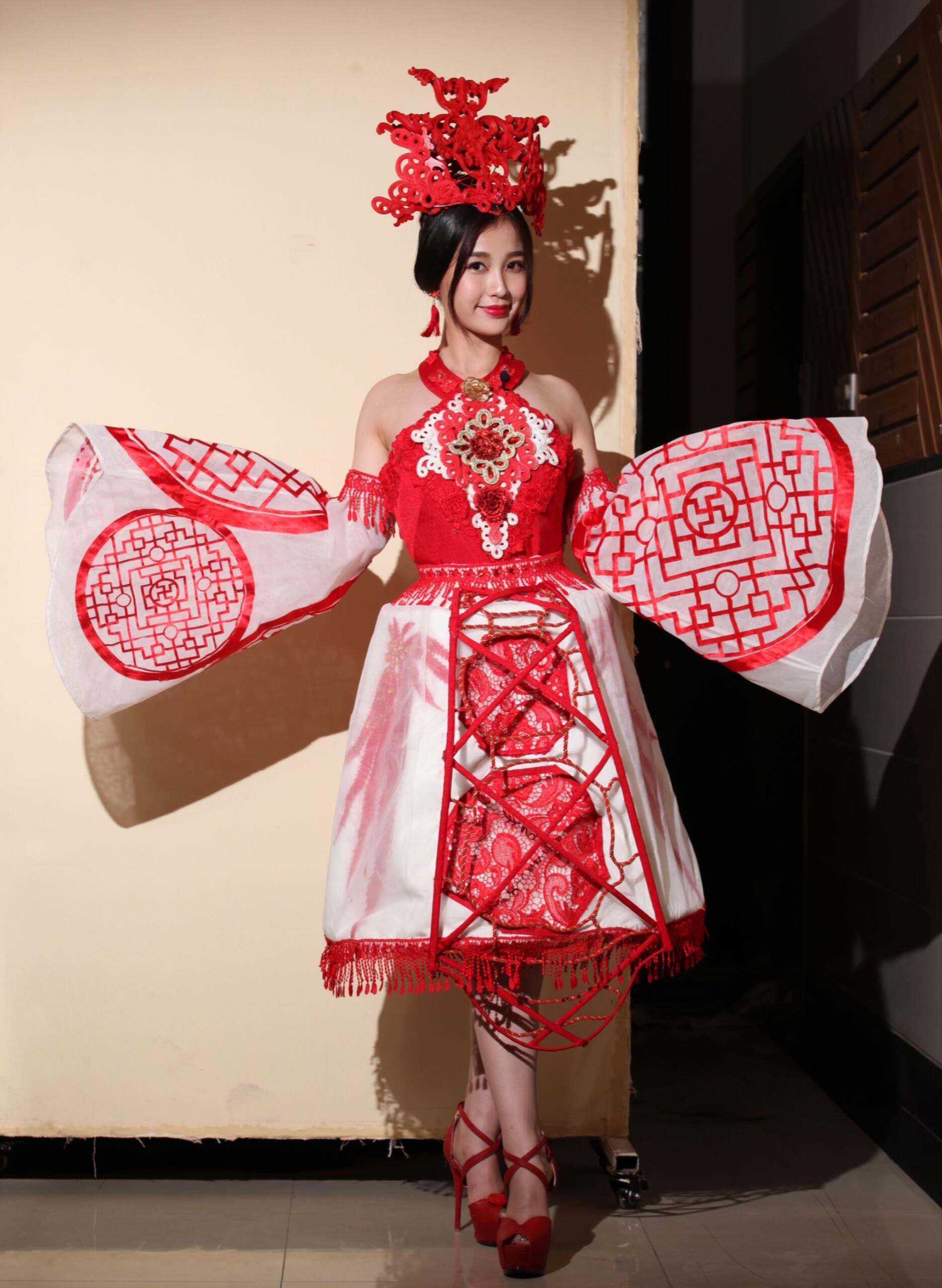 虞书欣一年级剪纸中式礼服走秀好看