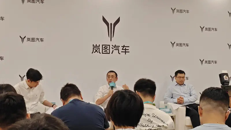 听得见炮火，卢放称岚图清楚用户需要一辆“全部配齐”的车