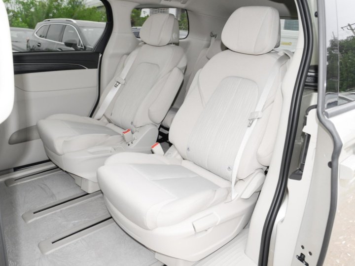 40万如何选合资MPV?2023款别克GL8对比大众威然