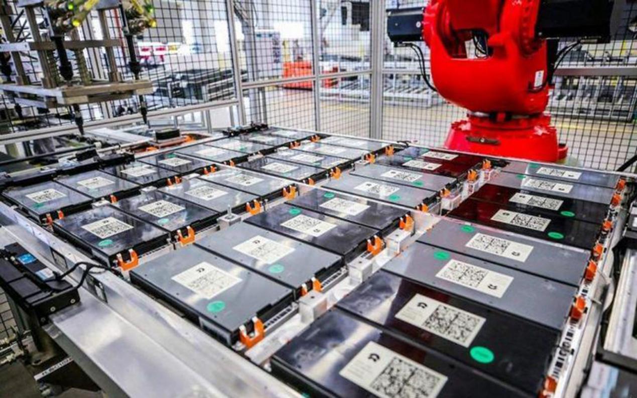 图为磷酸铁锂电池生产车间