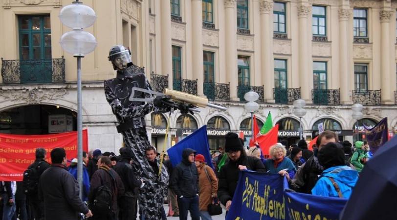 欧洲人民忍不了!慕安会被拆穿,德国爆发游行示威上千人抗议北约休闲区蓝鸢梦想 - Www.slyday.coM 欧洲人民忍不了!慕安会被拆穿,德国爆发游行示威上千人抗议北约休闲区蓝鸢梦想 - Www.slyday.coM