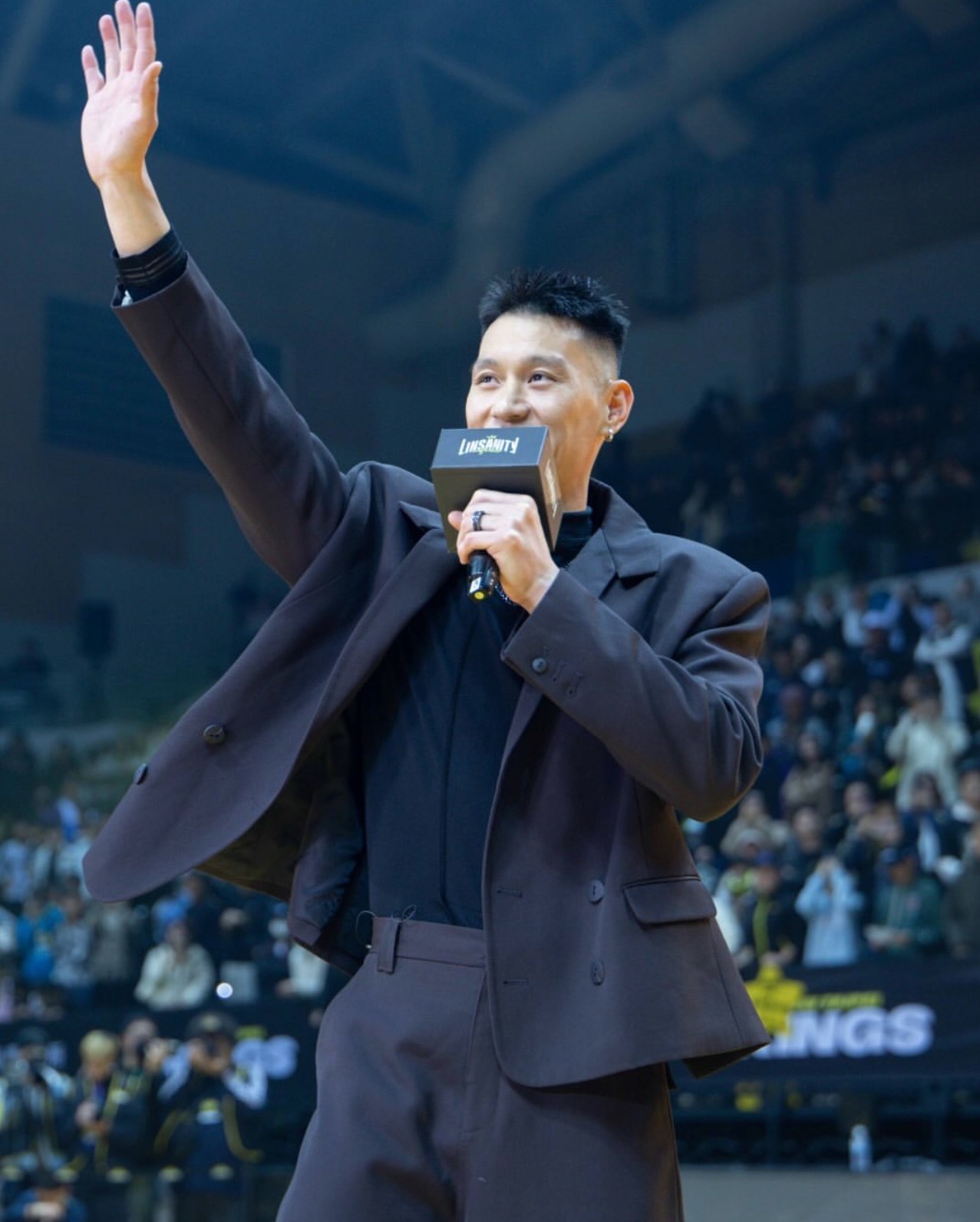 新北国王退役林书豪7号球衣，周杰伦现场见证